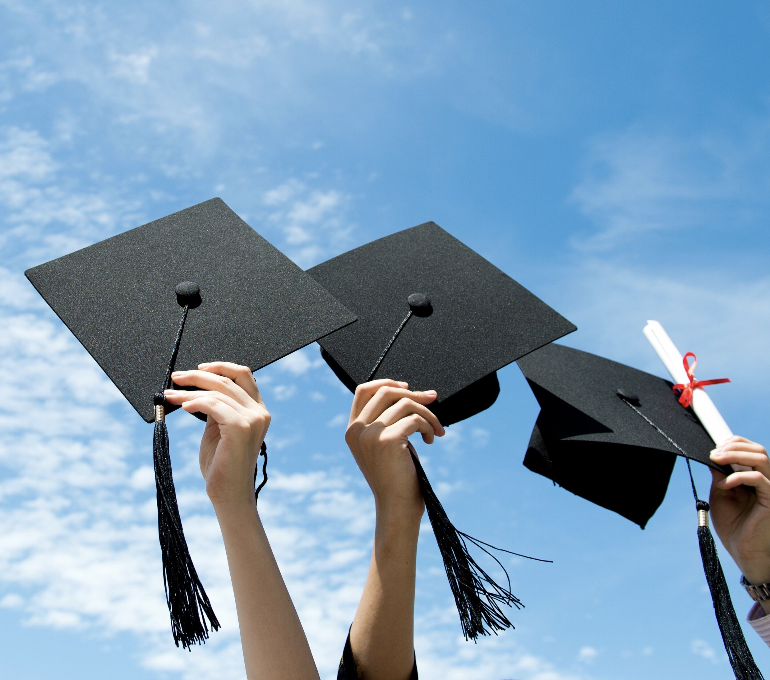 Graduation hat. Шапочки выпускников в воздухе. Магистерская шапочка. Шапочка выпускника вуза. Шапка "студент".